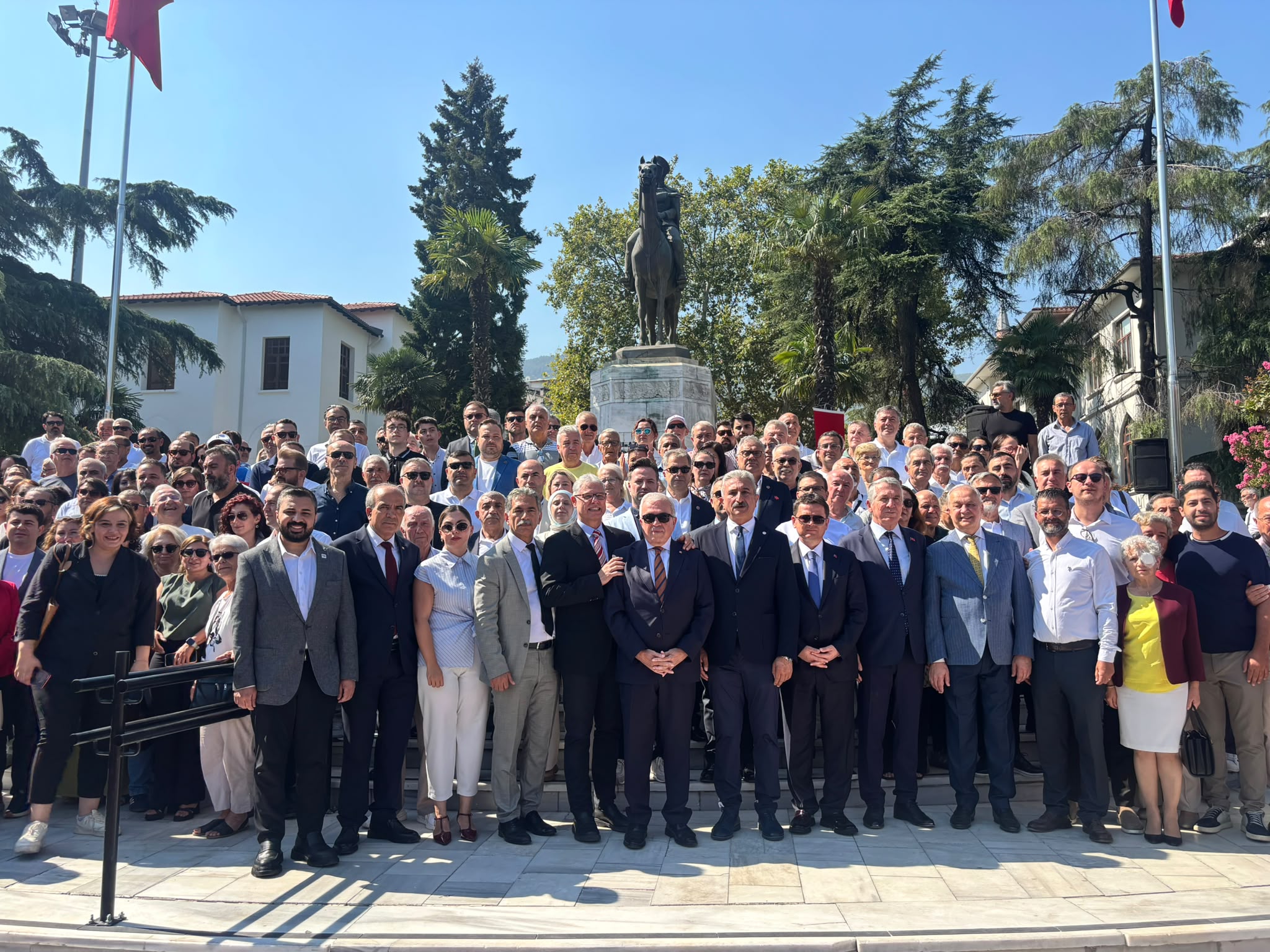Bursa’da siyasi dengeleri değiştiren geçiş: 6 belediye başkanı YENİ Parti saflarında