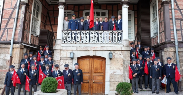 Bursa’da kurtuluş coşkusu: Türk bayrağı Tarihi Belediye Binası’na asıldı