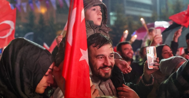 Yıldırım’da yağmura rağmen 103. yıl coşkusu: Binler Bayrak Alanı’na yürüdü