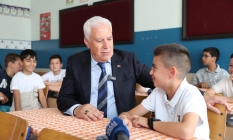 Başkan Bozbey, öğrencilerin karne sevincine ortak oldu