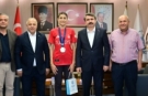 Belediye Başkanı Oktay Yılmaz şampiyon tekvandocuyu makamında ağırladı