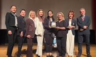 Başarılı tıp öğrencilerine sembolik hediye