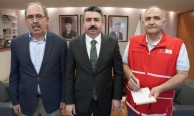 Oktay Yılmaz kurban bağışını Kızılay’a emanet etti
