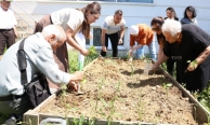 Huzurevi sakinleri fideleri toprakla buluşturdu