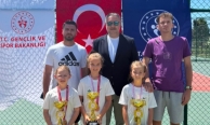 Bursalı minik raketler kortta devleşti