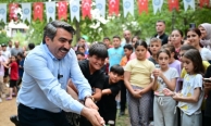 Başkan Oktay Yılmaz çocukların oyunlarına eşlik etti