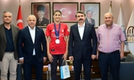 Belediye Başkanı Oktay Yılmaz şampiyon tekvandocuyu makamında ağırladı