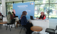 Uzman eğitimciler üniversite adayları için sahada