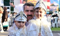 700 çocuk klasik otomobillerle şehir turu attı