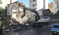 Gemlik’te risk oluşturan metruk yapı ortadan kaldırıldı