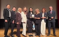 Başarılı tıp öğrencilerine sembolik hediye