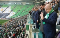 Ümit Özdağ’dan Bursaspor tribününde şampiyonluk coşkusu