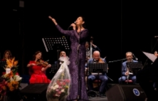 Melihat Gülses sevilen şarkıları seslendirdi