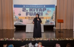 Ünlü yazarlar okurlarıyla buluşuyor