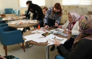 Alzheimer hastaları kolaj atölyesine katıldı