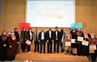 Yazarlık okulu mezunlarını verdi