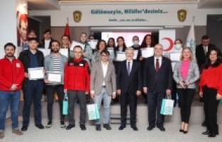 Eğitimli hasta bakıcılara sertifikaları verildi