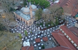 Tarihi meydan, iftar sofraları ile donatıldı