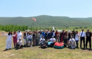 Kostümlerini giyip gökyüzünde uçtular