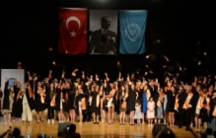 Enstitülerde mezuniyet coşkusu