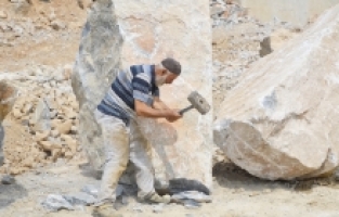 İznik'te yarım asırdır ekmeğini taştan çıkarıyor