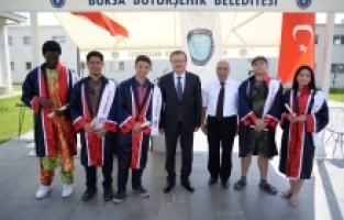 Misafir öğrenciler mezuniyet töreninde Türkçelerini konuşturdu