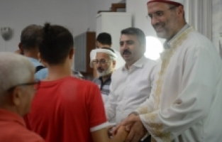 Başkan Oktay Yılmaz Bayramı Tatbikat Camii’nde Karşıladı