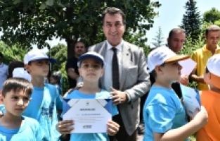 Minik yüzücülerin sertifika heyecanı