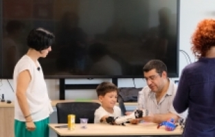 Robot eller çocukların yüzünü güldürdü