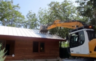 Kaçak ahşap ev yıkıldı