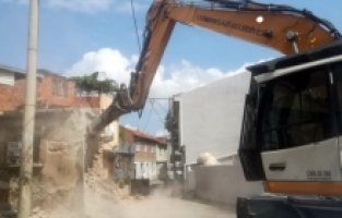 Tehlike arz eden 2 metruk bina yıkıldı