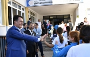 Başkan Dündar, öğrencileri yalnız bırakmadı