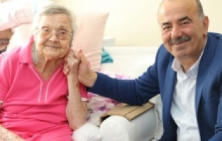 Başkan Türkyılmaz'dan Muazzez İlmiye Çığ'a Taş Mektep Ziyareti