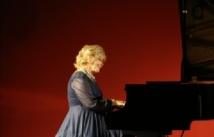 Müzik Enstrümanları Müzesi Sezonu Gülsin Onay İle Açtı