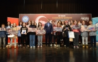 29 Ekim'i En İyi Anlatan Öğrenciler Yıldırım'da Ödüllendirildi