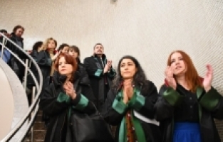 Avukatlardan alkışlı, protesto: Davaların tarafı değiliz!