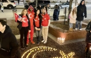 Chicago'da depremzedeler anısına ay-yıldız anma