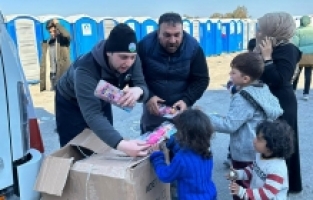 Depremzede Çocukların Yüzleri Oyuncaklarla Güldü