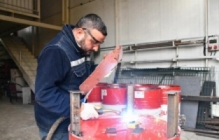 Depremzedeler için soba üretiyorlar