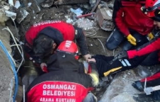 Osmangazili Ekipler Genç Kızı Enkaz Altından Çıkardı