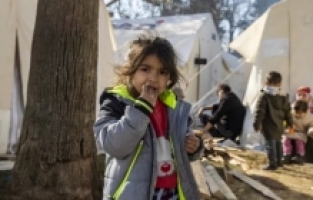 Depremzede çocuklara bayramlık bağışı