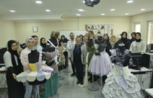Gazete Kağıtları Ve Atık Plastiklerden Kıyafet Yapıyorlar