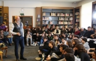 ALTAN GÖRDÜM ÖĞRENCİLERE ÖYKÜ OKUDU