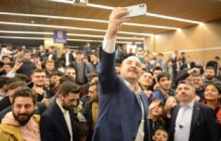 BAKAN VARANK ‘UYUMAYAN KÜTÜPHANE’DE GENÇLERLE BULUŞTU