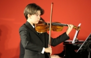 KEMANIN GENÇ YETENEĞİ İZLEYENLERİ BÜYÜLEDİ