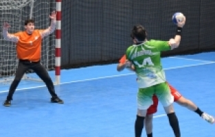 NİLÜFERLİ HENTBOLCULAR SEZONU GALİBİYETLE KAPADI