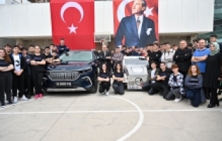 OKULDA ELEKTRİKLİ ARABA ÜRETEN LİSELİLER, TOGG'LA BULUŞTU