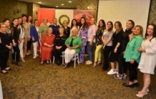 ANNELERDEN SEZONA RENKLİ VEDA