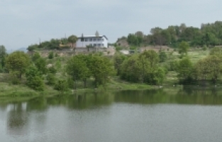 BÜYÜKORHAN'A GÖL MANZARALI SOSYAL TESİS