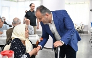 HUZUREVİNDE BAYRAM NEŞESİ